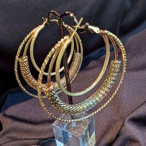 💕 Price Drop 💕Elegant Gold Hoop Earrings
